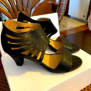 COMFORTVIEW BLACK SHOES WITH STRAPS ACROSS AND ELASTIC FOR COMFORT ZIPPER BACK